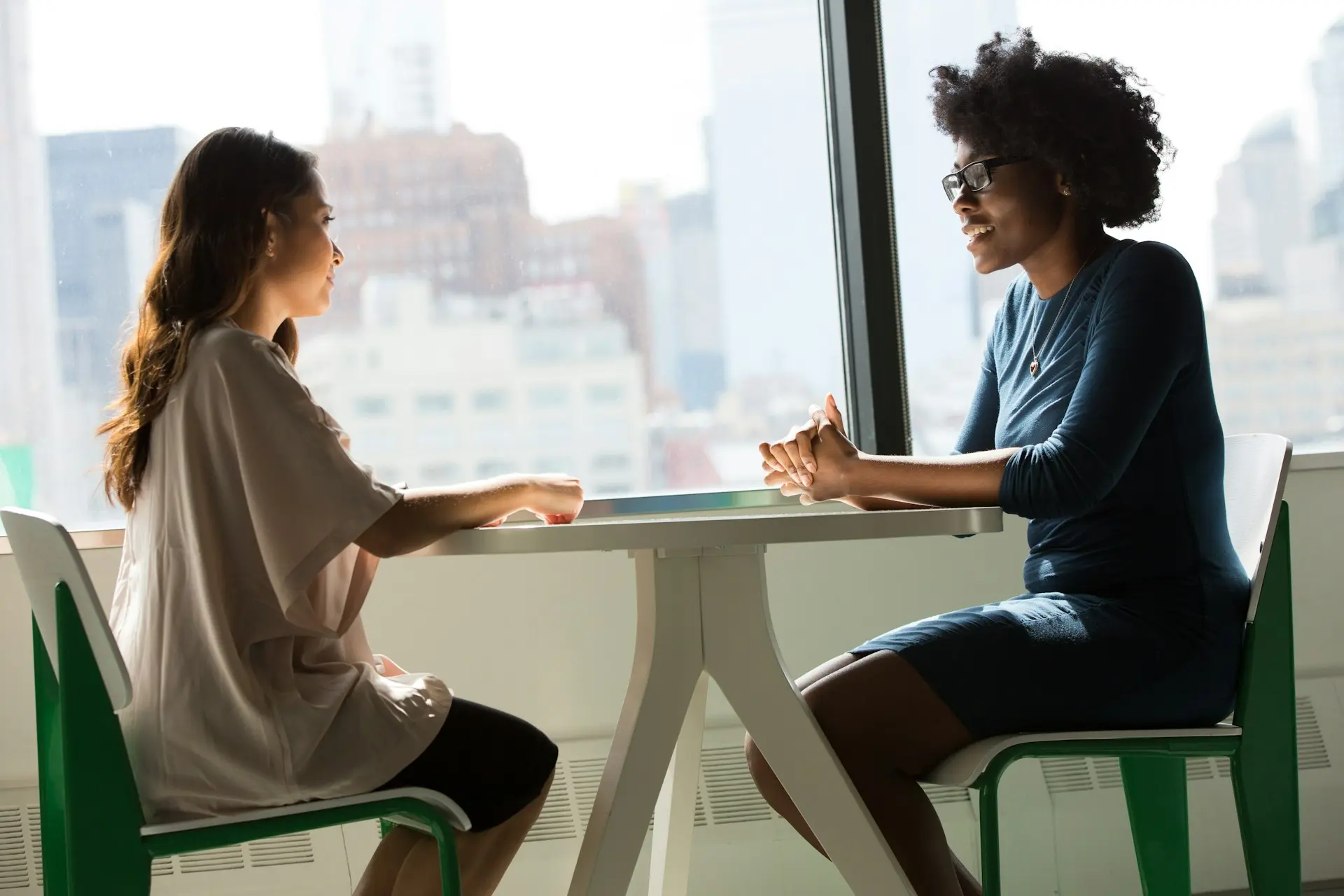dos mujeres teniendo una conversación de coaching