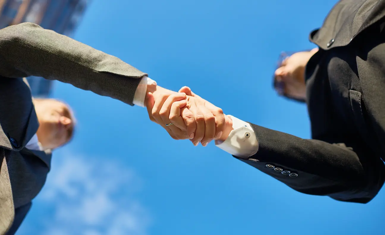 Líderes dándose la mano